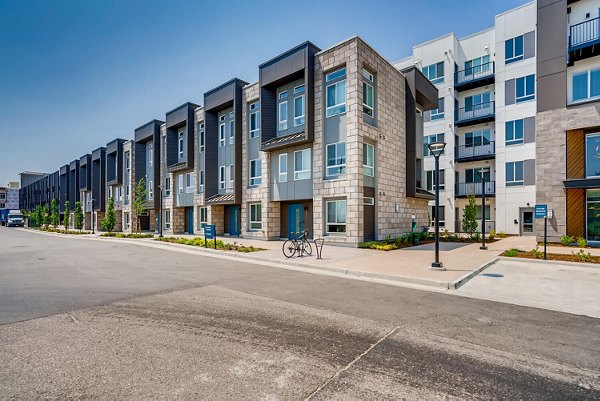 Legacy at Fitz: Luxury apartment with modern design in Aurora