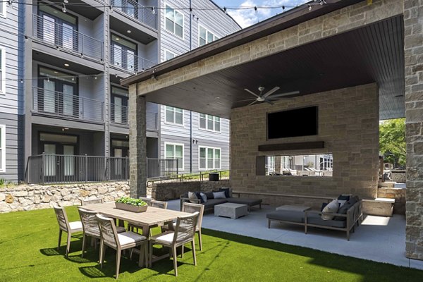 Courtyard at The Grayson: Modern outdoor seating area with lush greenery at luxury apartments in Fort Worth, TX.