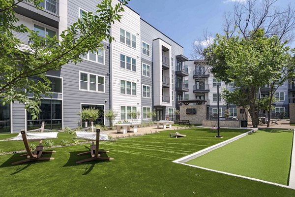 Courtyard with landscaped gardens at The Grayson Apartments