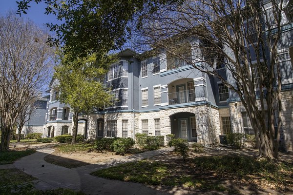 exterior at Lakeside at La Frontera Apartments