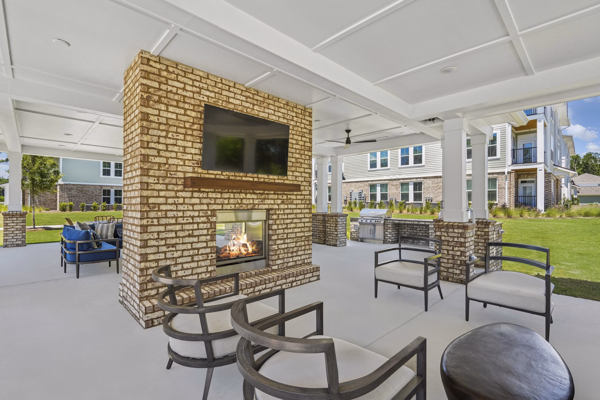 patio at 4000 Margaret Apartments