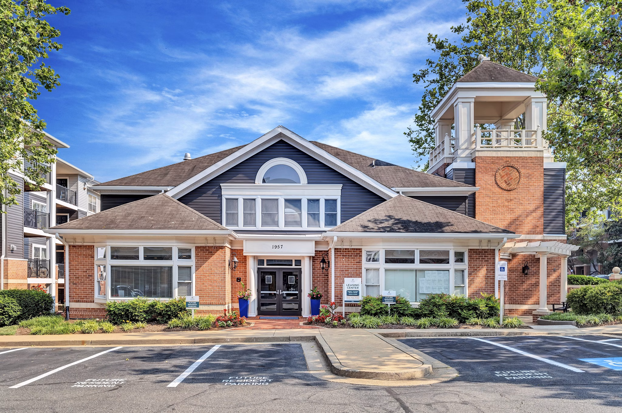 Columbia Crossing: Modern luxury apartments in vibrant city setting