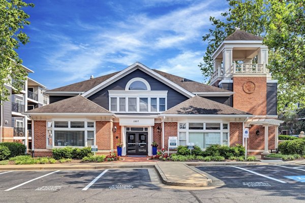 Columbia Crossing: Modern luxury apartments in vibrant city setting