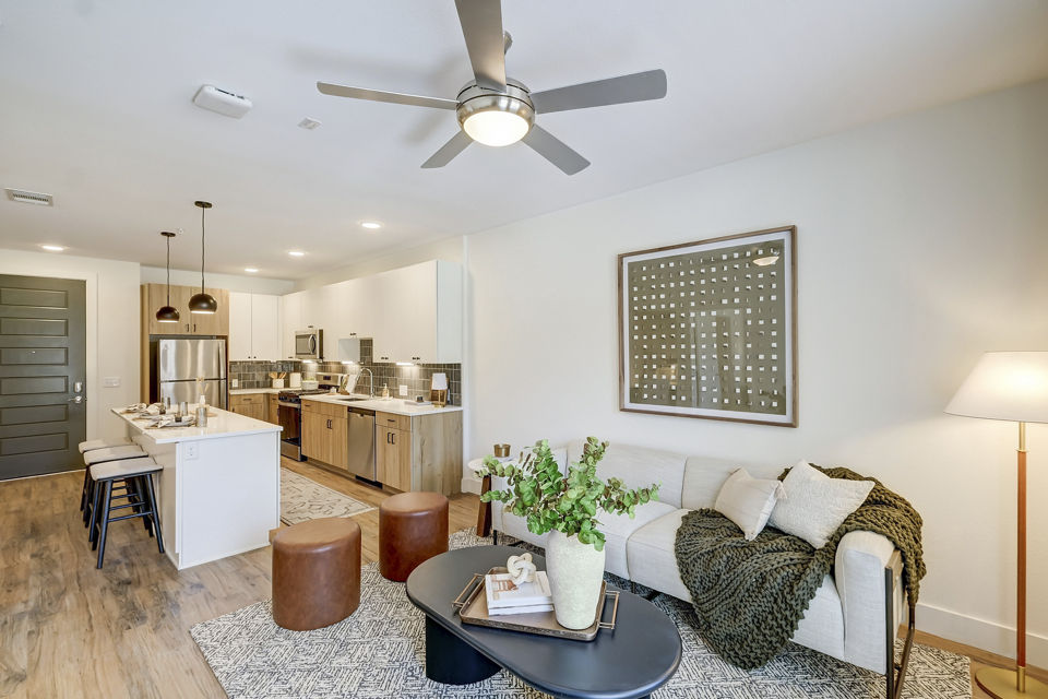 Spacious living room with modern furnishings at The Taylor at Greenway Apartments in Houston