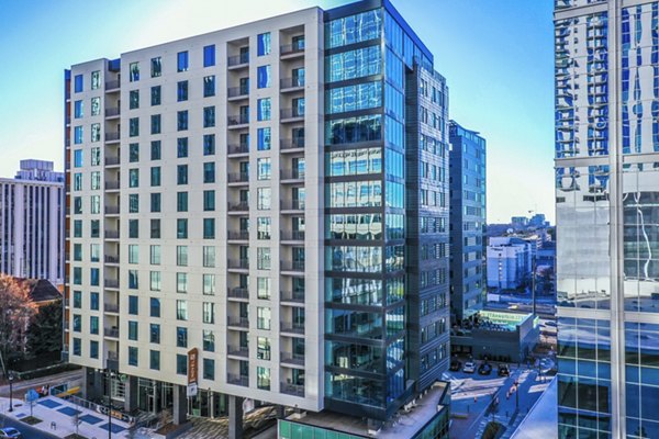 Novel Midtown Apartments: Contemporary luxury apartment in urban location