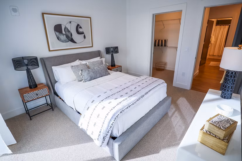 Cozy bedroom featuring plush bedding and modern decor in Novel Midtown Apartments