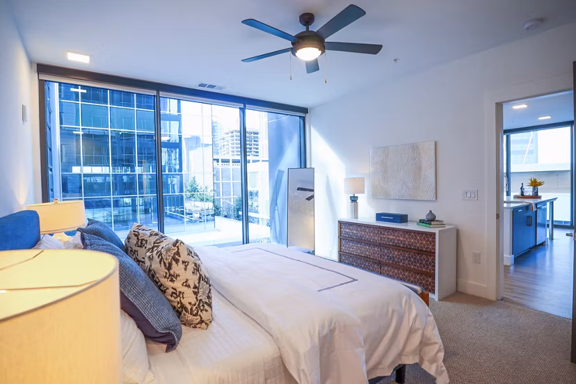 Cozy bedroom with modern dÃ©cor at Novel Midtown Apartments