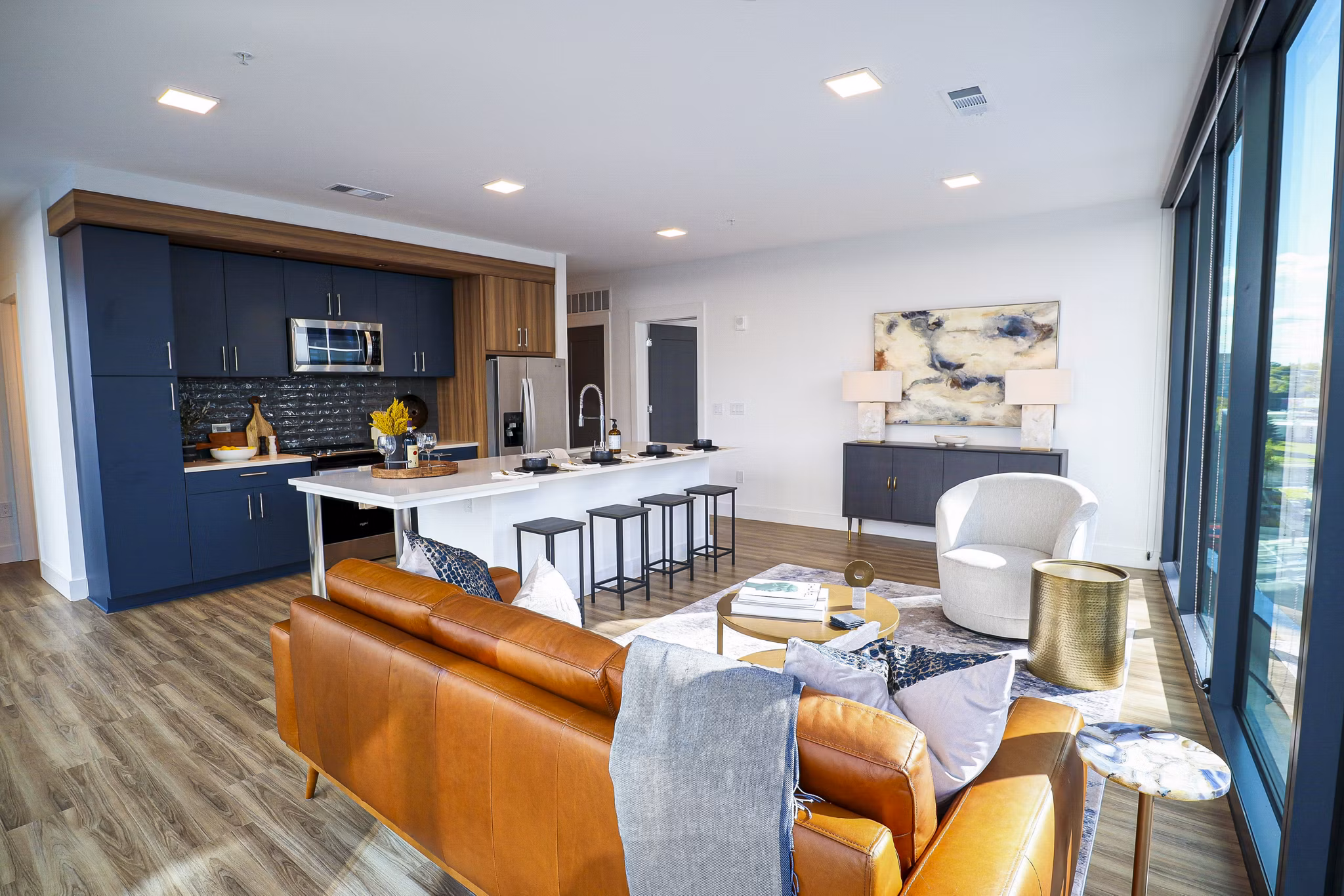 Contemporary living room with modern furnishings at Novel Midtown Apartments