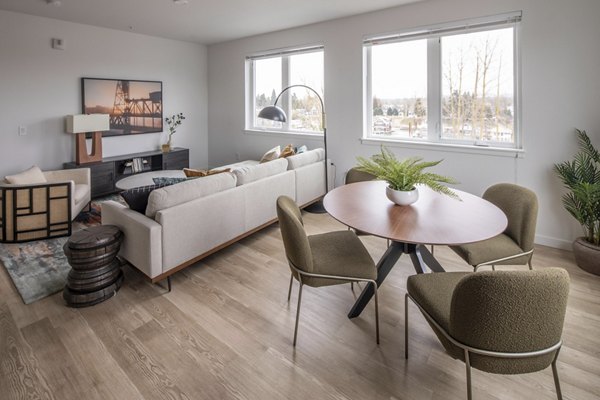 dining area at Prose Hayden Island Apartments