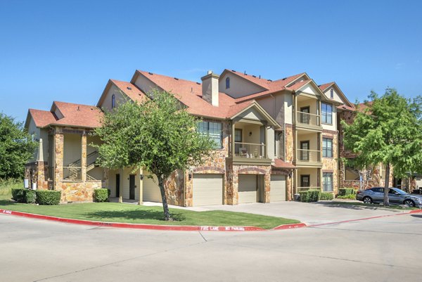 Olympus Team Ranch: Elegant luxury apartments with stunning design in Benbrook, TX.