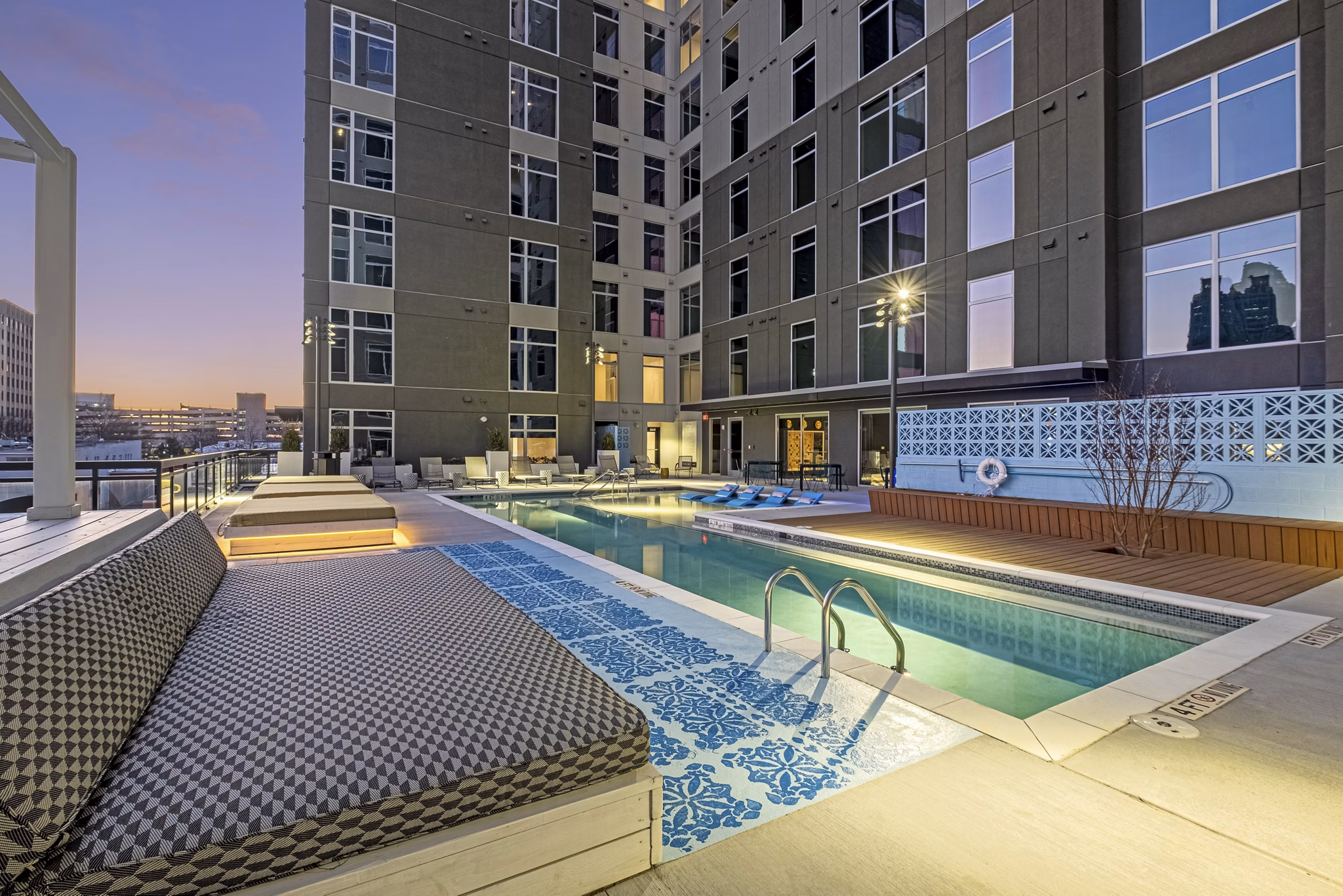 pool at 505 Courtland Apartments