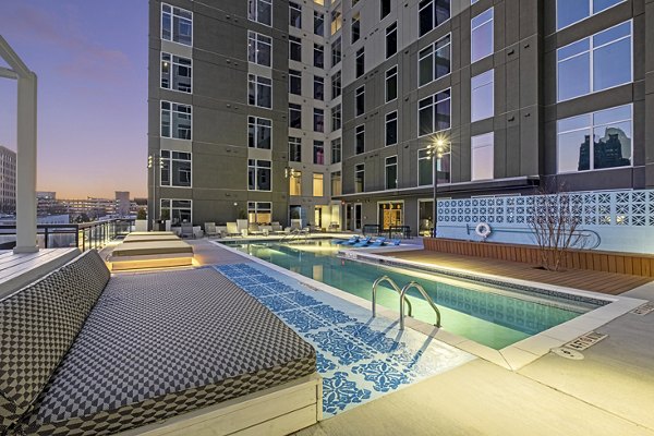 pool at 505 Courtland Apartments