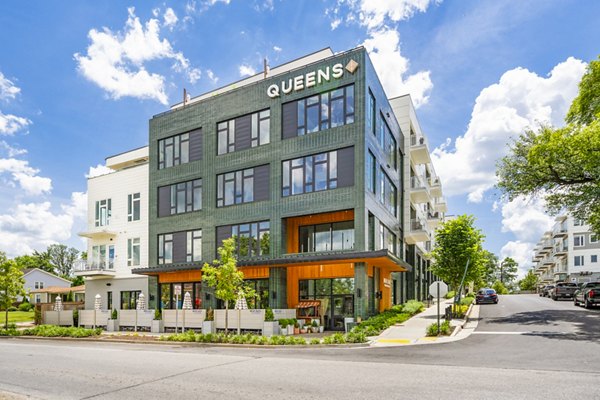 building/exterior at Queens Wedgewood Houston Apartments