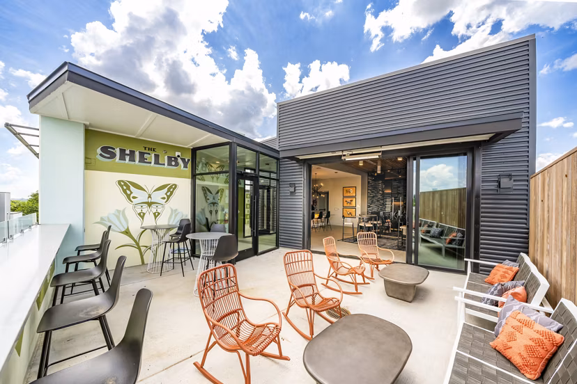Patio with cozy seating at Queens Wedgewood Houston Apartments: Luxury outdoor space in Nashville Perfect for relaxation and entertainment