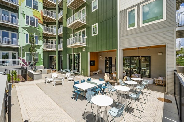 patio/balcony at Queens Wedgewood Houston Apartments