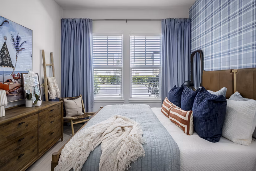 Cozy bedroom featuring modern furnishings at The Elliott Apartments