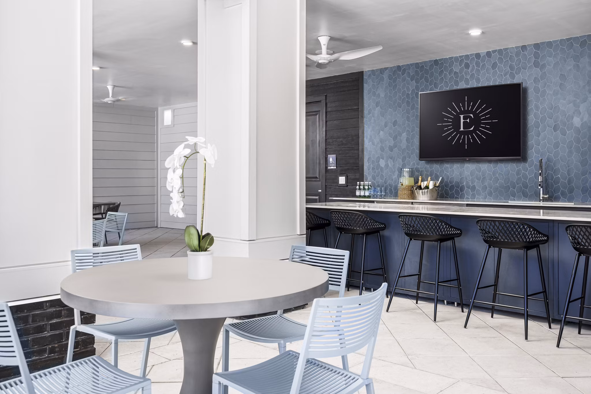 The Elliott Apartments: Stylish clubhouse with modern furnishings in luxury community