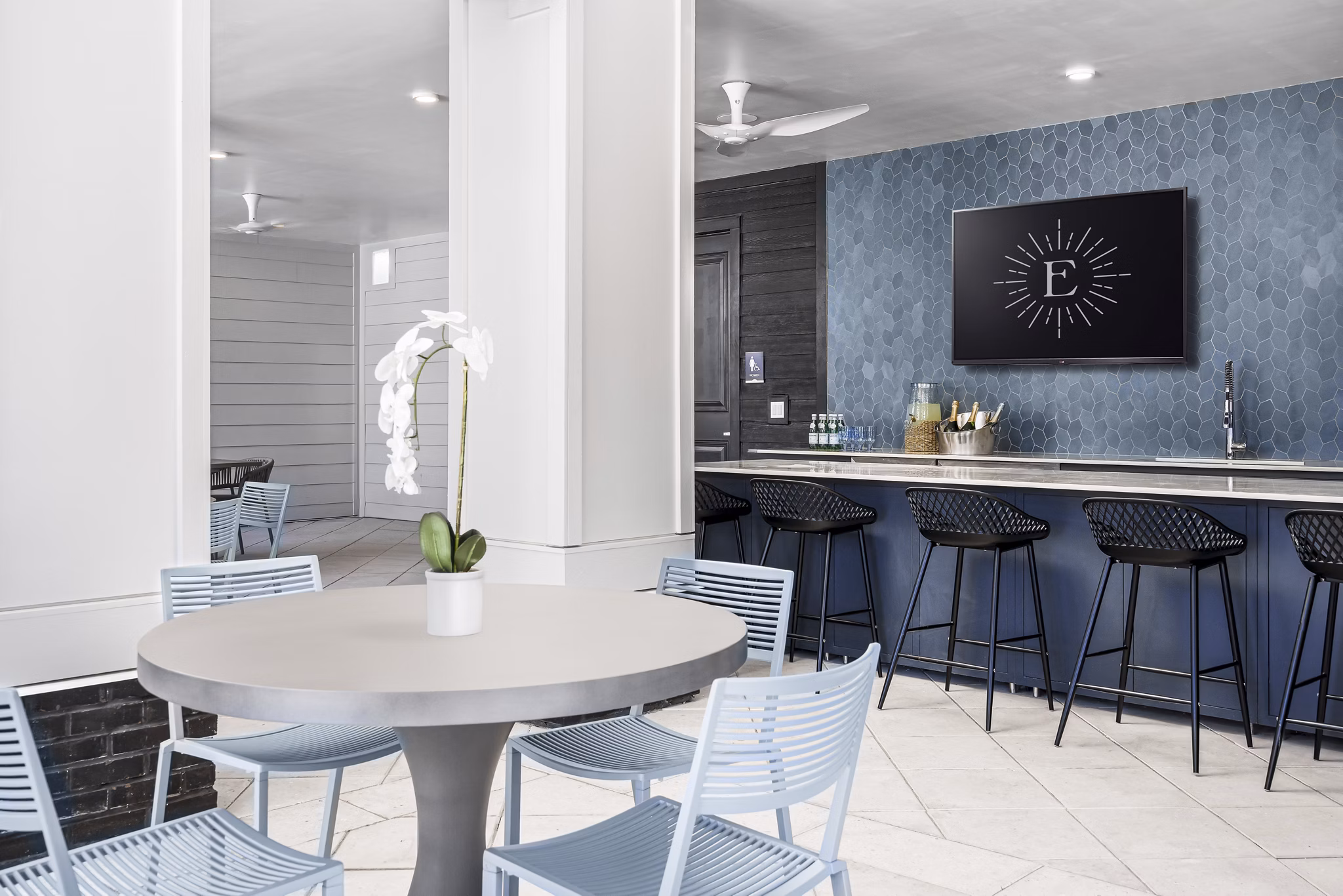The Elliott Apartments: Stylish clubhouse with modern furnishings in luxury community