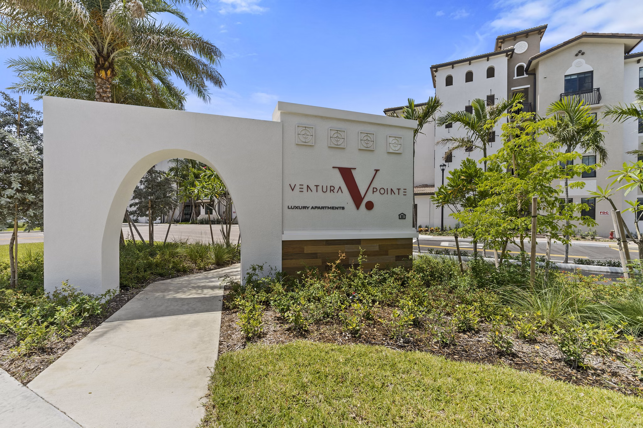 Ventura Pointe Apartments: Stylish view of luxury apartments in Pembroke Pines