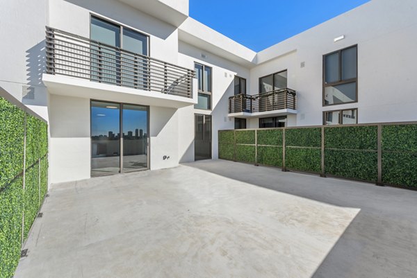 courtyard at The Vibe Miami Apartments