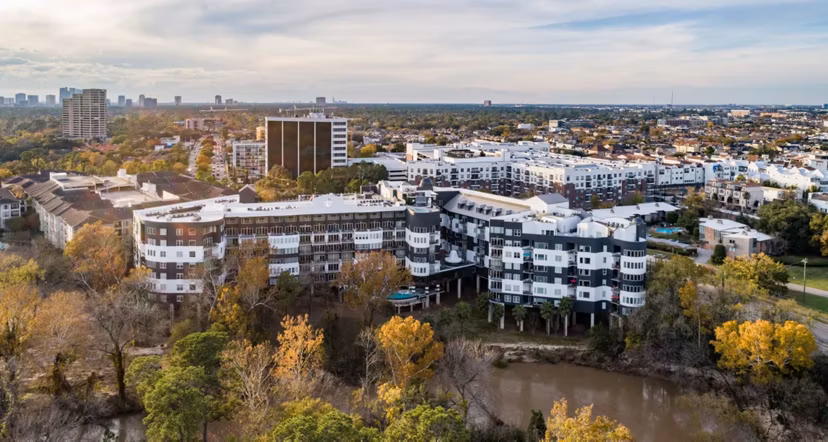 Bayou on the Bend Apartments: Luxurious and stylish high-rise building in a scenic Houston setting