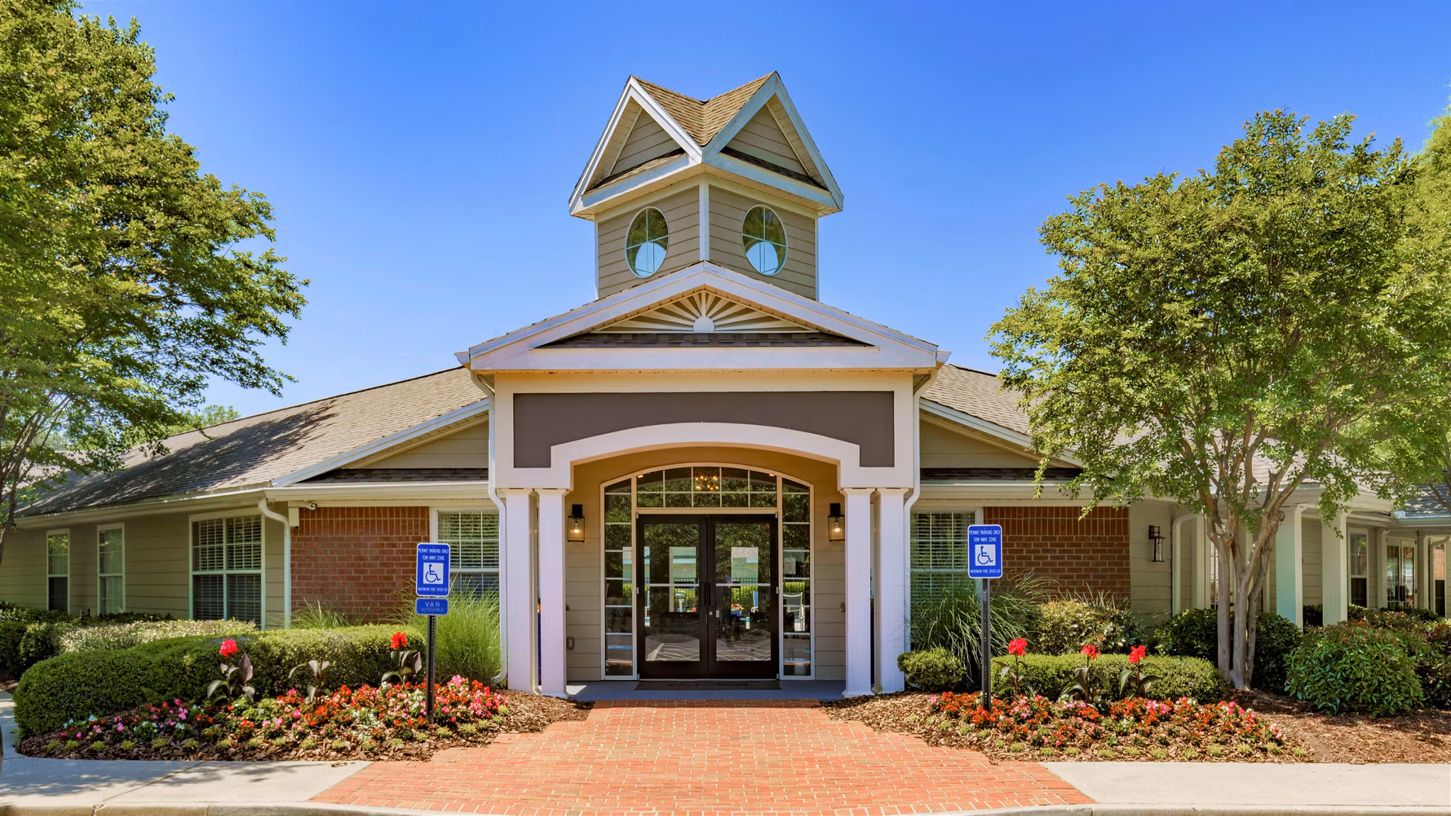Signature at Sugarloaf: Luxury apartment with modern design in Duluth, GA
