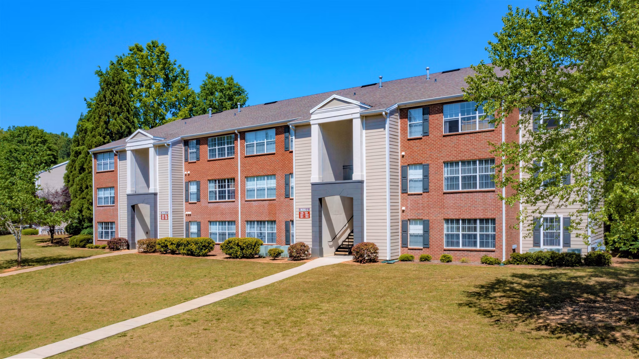 Signature at Sugarloaf: Elegant garden-style luxury apartments in Duluth