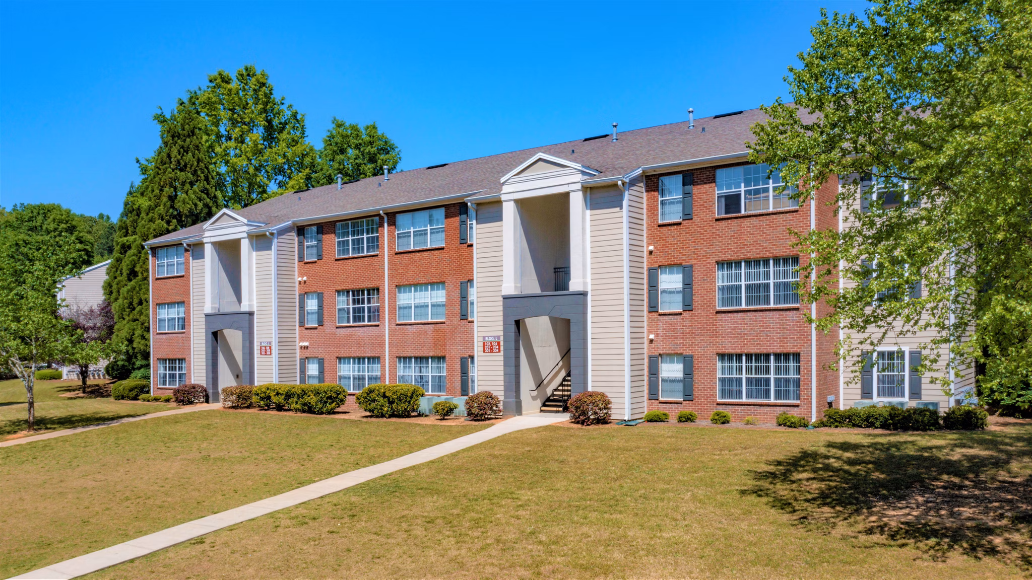 Signature at Sugarloaf: Elegant garden-style luxury apartments in Duluth