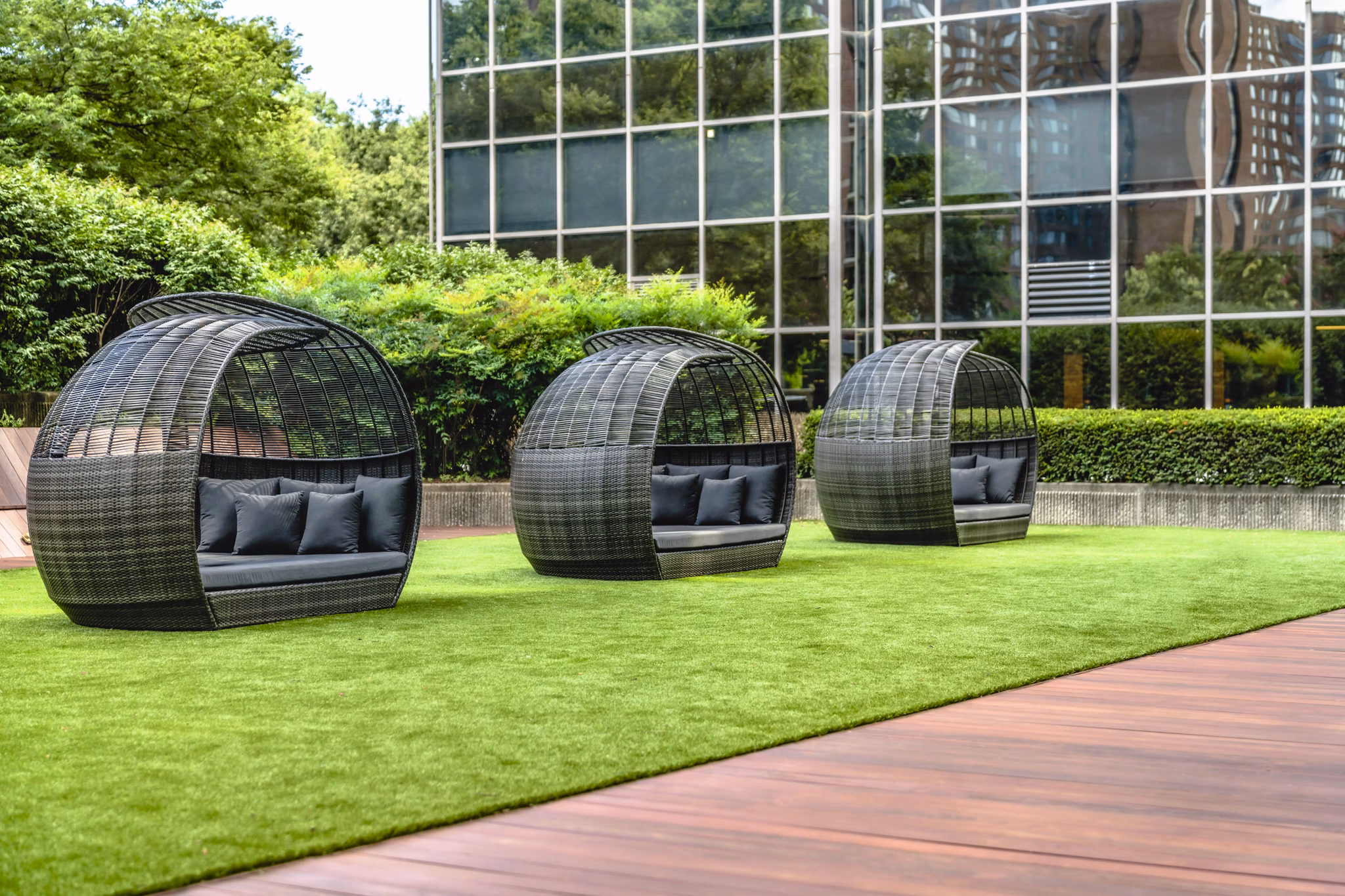 Elofts Apartments: Chic outdoor patio space ideal for relaxation and socializing