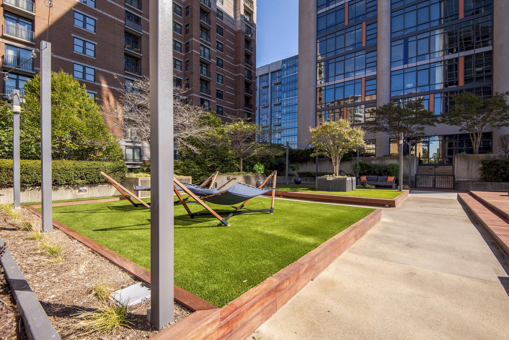 Patio with stylish outdoor seating at Elofts Apartments