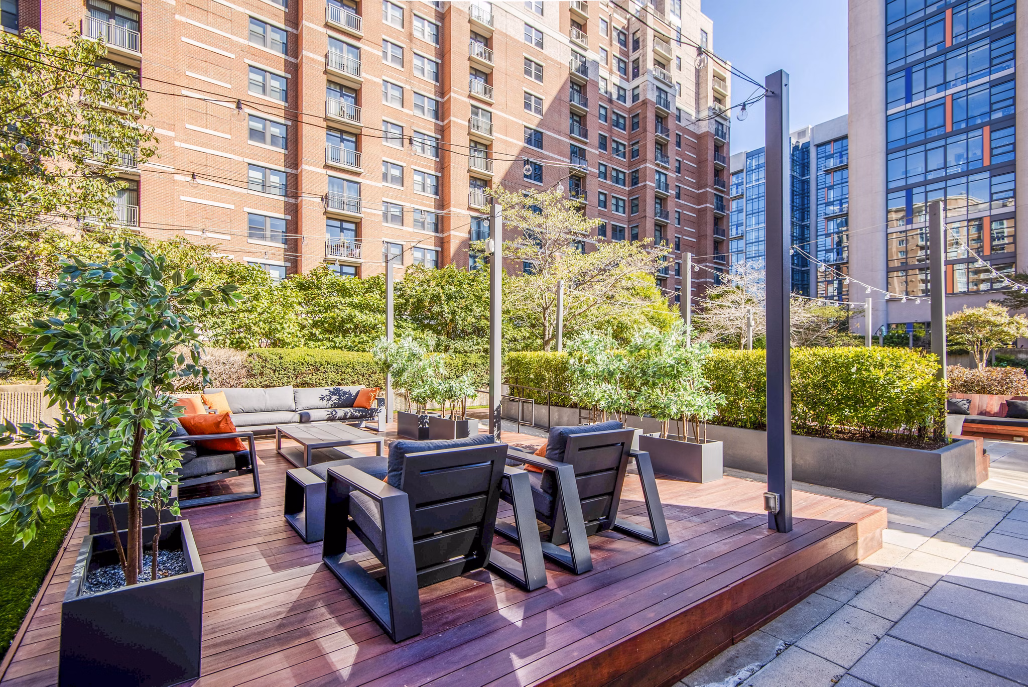 Cozy outdoor patio area at Elofts Apartments featuring comfortable seating and lush greenery, perfect for relaxation and gatherings