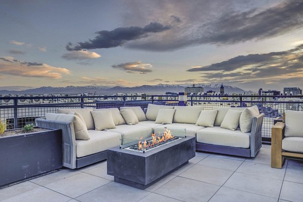 Courtyard garden with seating at The DeWitt Apartments