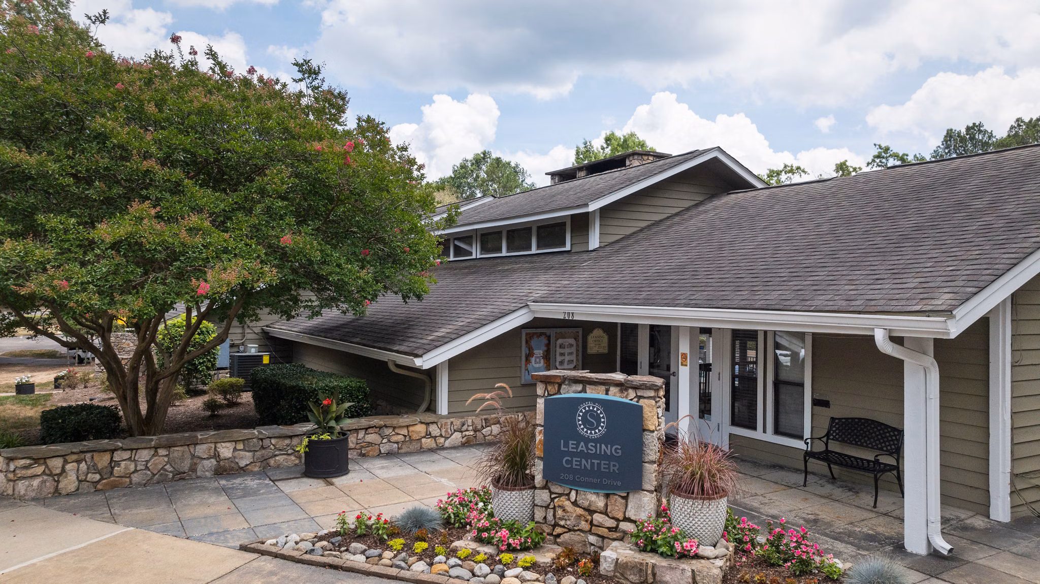 Sunstone Apartments: Elegant luxury apartment in vibrant downtown area