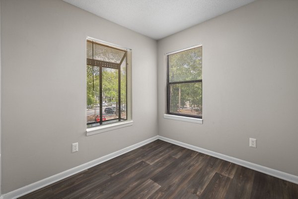 Modern living room with stylish dÃ©cor at Sunstone Apartments