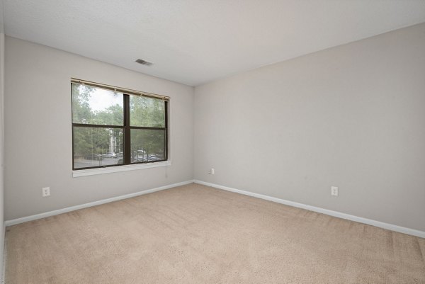 Cozy living room with modern dÃ©cor and ample natural lighting at Sunstone Apartments