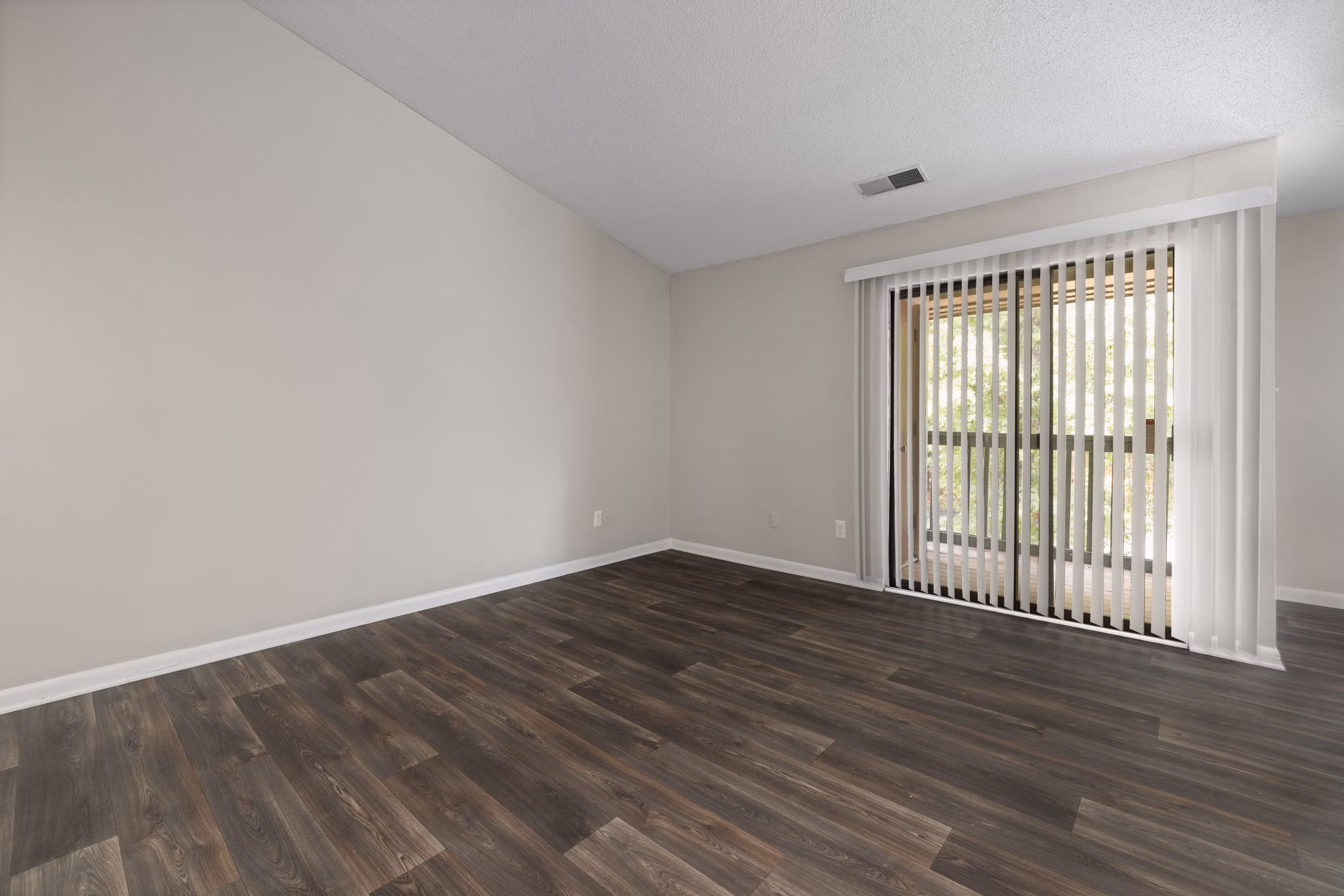 Spacious living room with modern decor in Sunstone Apartments, luxury rentals with prime amenities