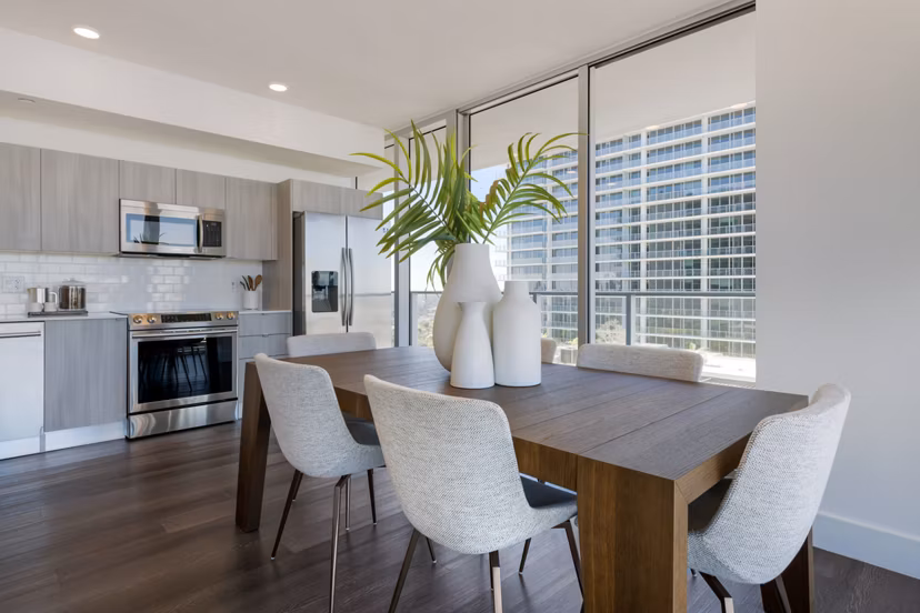 dining area at Lantower River Landing Apartments