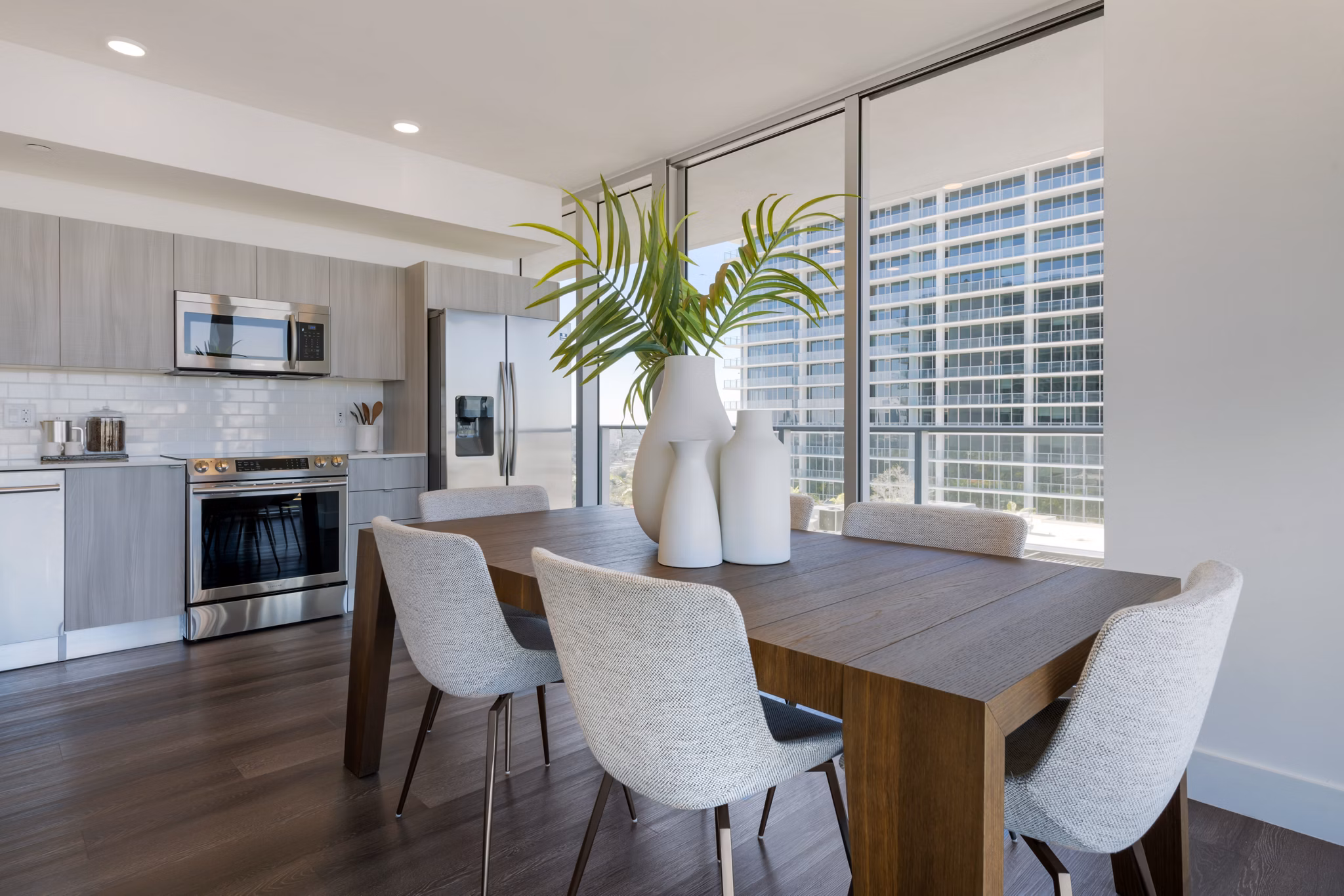dining area at Lantana Uptown Apartments