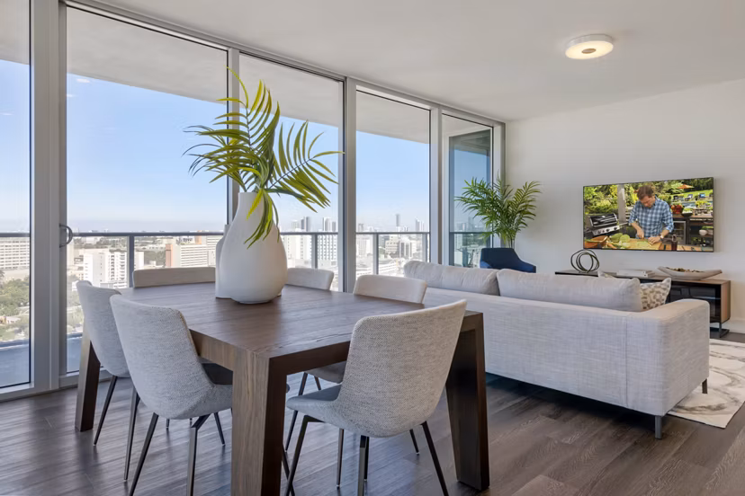 dining area at Lantower River Landing Apartments