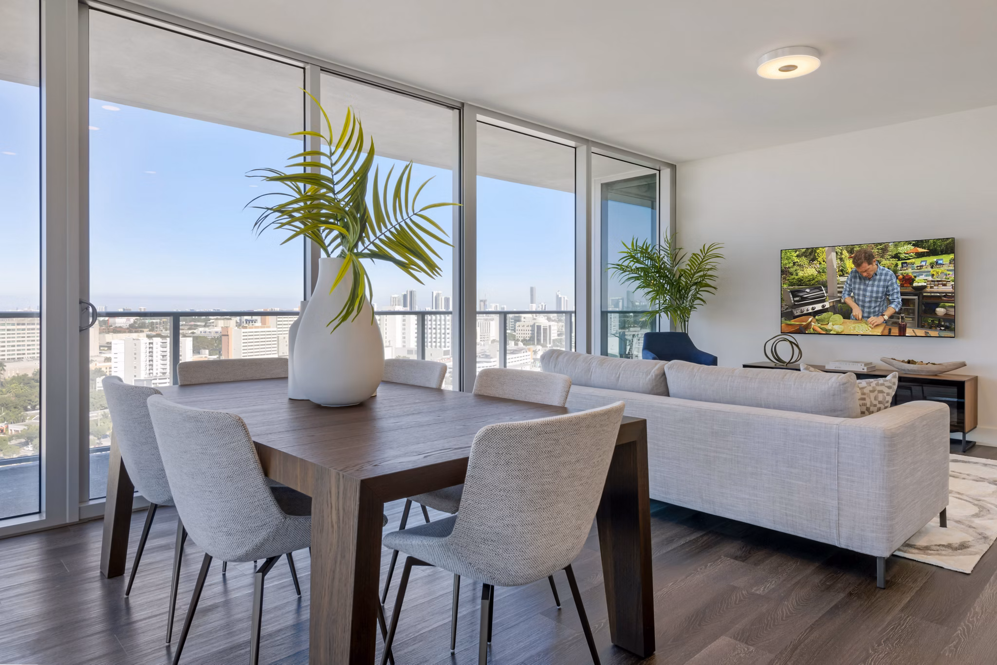 dining area at Lantana Uptown Apartments