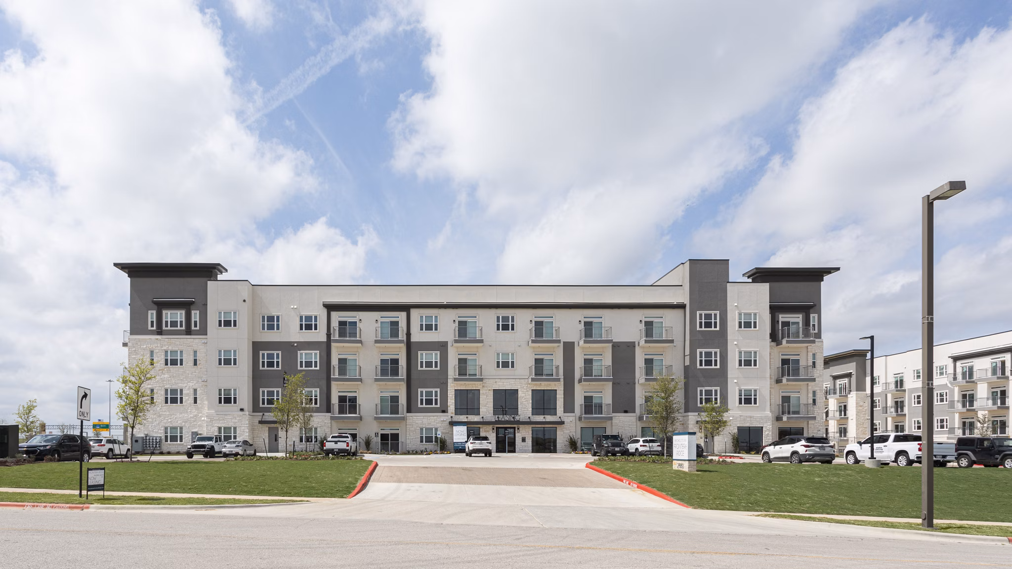 Broadstone Frontera Ridge: Elegant of luxury apartments in Austin, showcasing modern architectural design and inviting landscaping