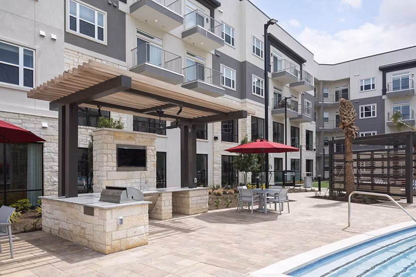 Outdoor grill area with modern seating at Broadstone Frontera Ridge Apartments, ideal for social gatherings and dining al fresco