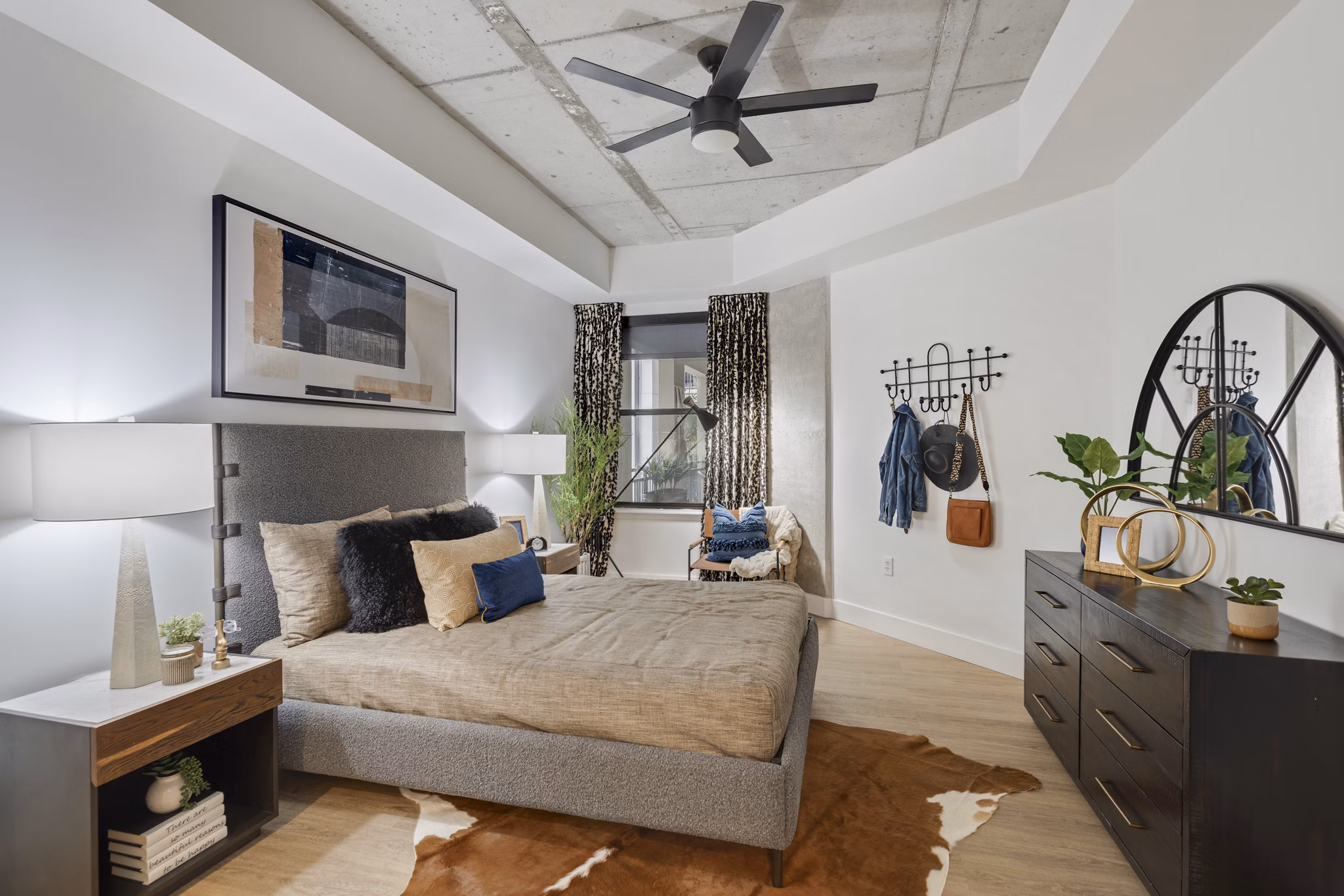 Spacious bedroom with modern decor at Elliston 23 Apartments in Nashville