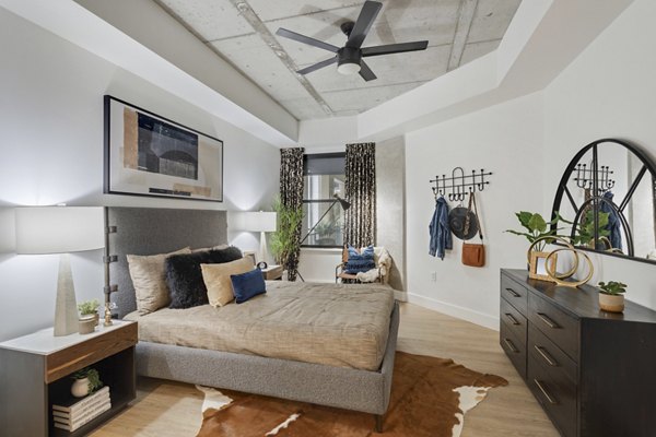 Spacious bedroom with modern decor at Elliston 23 Apartments in Nashville