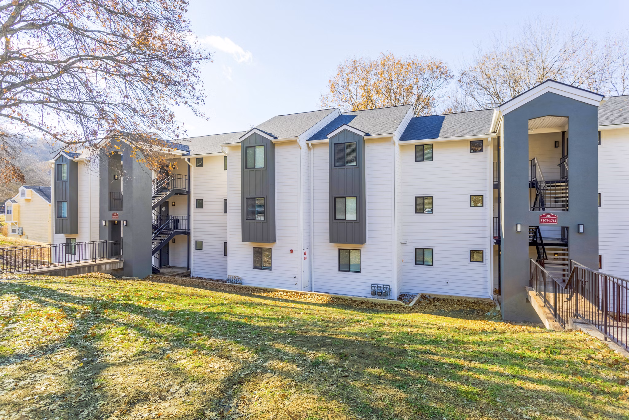 building/exterior at Brentwood Oaks Apartments