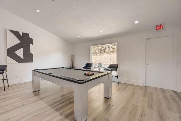 game room at Brentwood Oaks Apartments