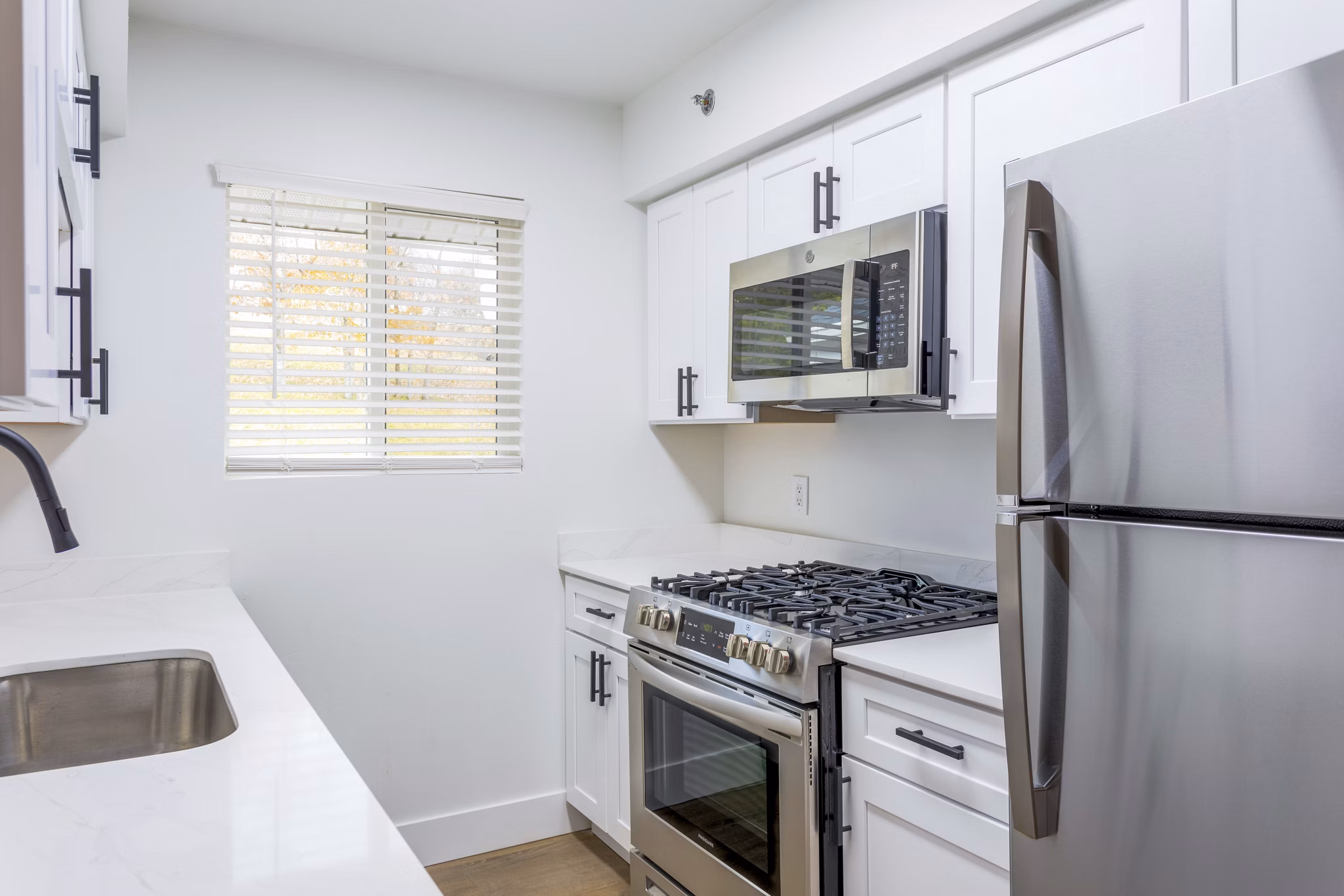 kitchen at Brentwood Oaks Apartments