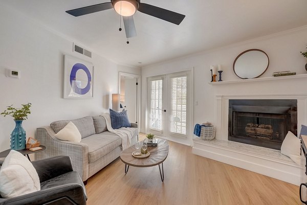 living room at Brentwood Oaks Apartments