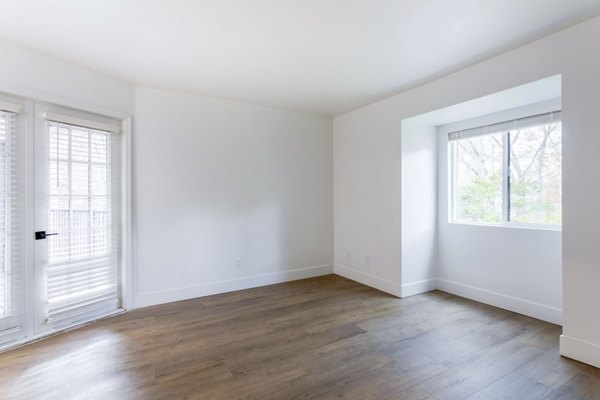 living room at Brentwood Oaks Apartments