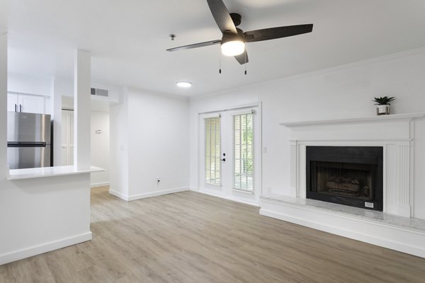 living room at Brentwood Oaks Apartments